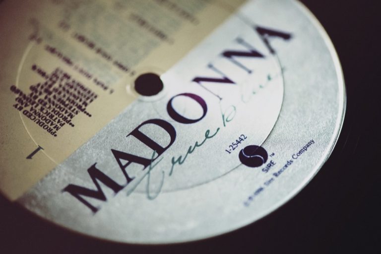 Певица Мадонна выпустила NFT-токены совместно с художником Beeple